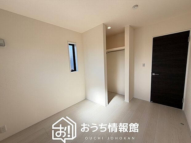 【現地写真（洋室）】木目の美しさを際立たせるシンプルデザインの建具を使用しています。