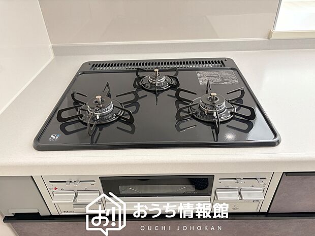 【ビルトインコンロ】フラットな構造で清掃性が高く、過熱防止センサー付３口タイプで日頃の家事も快適です。