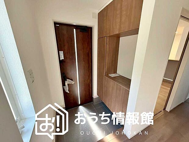【現地写真（玄関）】玄関には、大型のシューズ収納を設置しています。