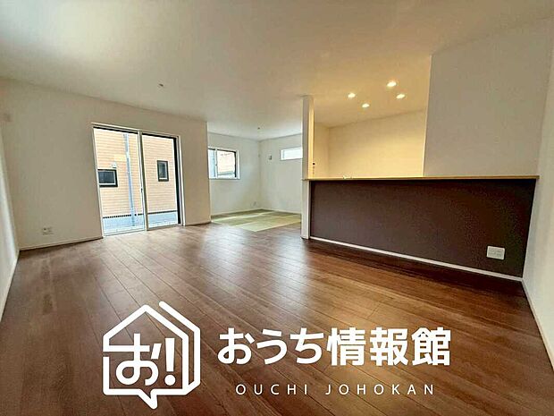 【現地写真（リビング）】フローリング材には、木目、色調など木材特有の風合いがあり、ナチュラルな美しさになっています。