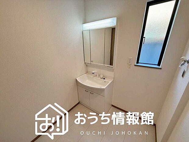 【洗面台・洗面所】鏡の両サイドは、必要なものを取出しやすく、大きな鏡面で朝の準備も快適。
使いやすいリフトアップ機能付きのシングルレバーシャワー水栓付です。