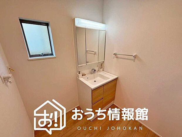 【洗面台・洗面所】鏡の両サイドは、必要なものを取出しやすく、大きな鏡面で朝の準備も快適。
使いやすいリフトアップ機能付きのシングルレバーシャワー水栓付です。