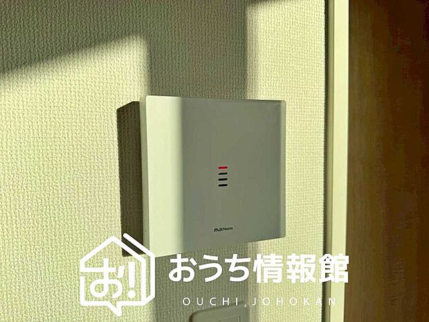 【TVモニター付インターホン】玄関の子機にカメラが付いており、来訪者の顔を確認できるため、音声だけの対応とは安心感が違います。
また、ハンズフリー通話で受話器を持つわずらわしさを解消できます。