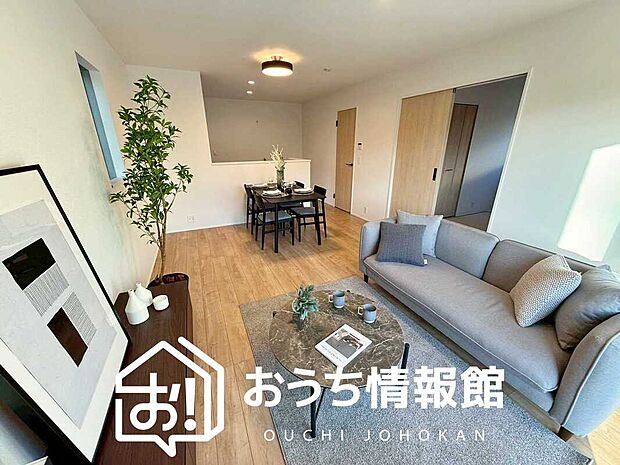 【現地写真（リビング）】フローリング材には、木目、色調など木材特有の風合いがあり、ナチュラルな美しさになっています。