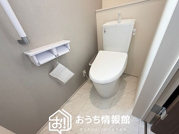 【トイレ】汚れてもサッとひと拭きでお手入れ簡単、エコ仕様の温水洗浄便座付きのトイレです。
バリアフリーにも配慮しています。