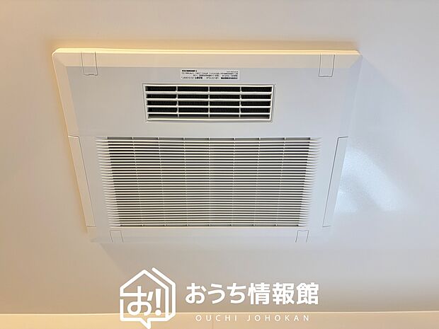 【電気式浴室暖房換気乾燥機】寒い冬場はあたたかく、暑い夏場は扇風機のような心地よさです。
雨の日は、浴室が衣類乾燥スペースになります。