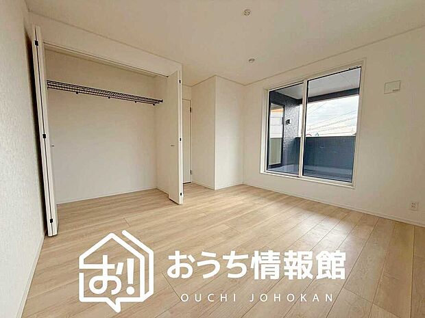 【現地写真（寝室）】木目の美しさを際立たせるシンプルデザインの建具を使用しています。