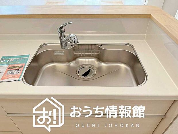 【浄水器内臓ハンドシャワー付シンク】広々とした凸型シンクに洗剤ポケットを標準装備。すっきり収納できます。
また、蛇口の先端に浄水器を内蔵しているため場所をとりません。