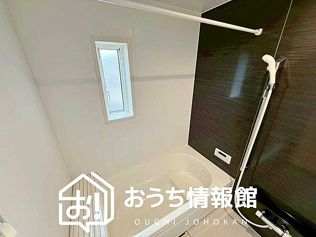 【現地写真（浴室）】浴室暖房乾燥機付き。１坪タイプで広々です。