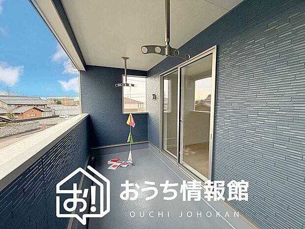【バルコニー】奥行きが広く、洗濯物をゆったりと干せる十分な広さで、家族の洗濯も捗ります。
