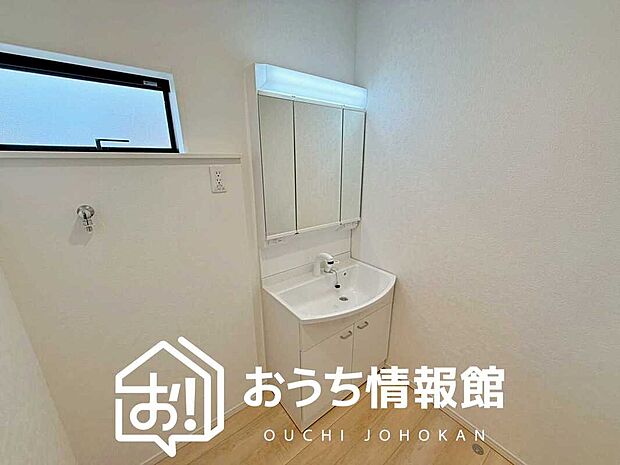 【洗面台・洗面所】鏡の両サイドは、必要なものを取出しやすく、大きな鏡面で朝の準備も快適。
使いやすいリフトアップ機能付きのシングルレバーシャワー水栓付です。