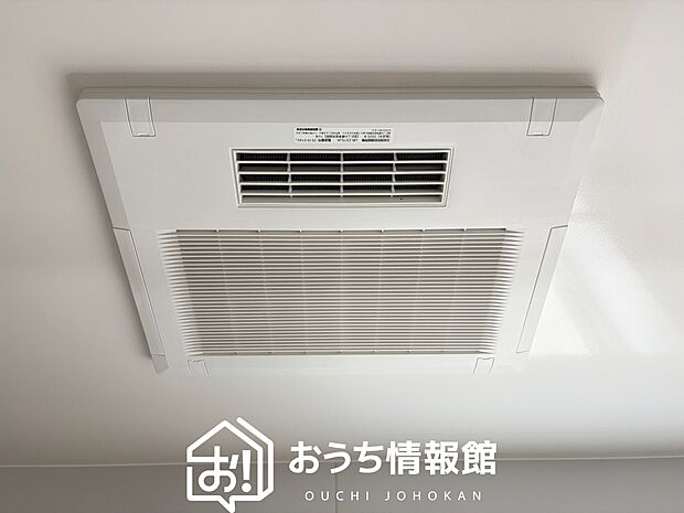 【電気式浴室暖房換気乾燥機】寒い冬場はあたたかく、暑い夏場は扇風機のような心地よさです。
雨の日は、浴室が衣類乾燥スペースになります。