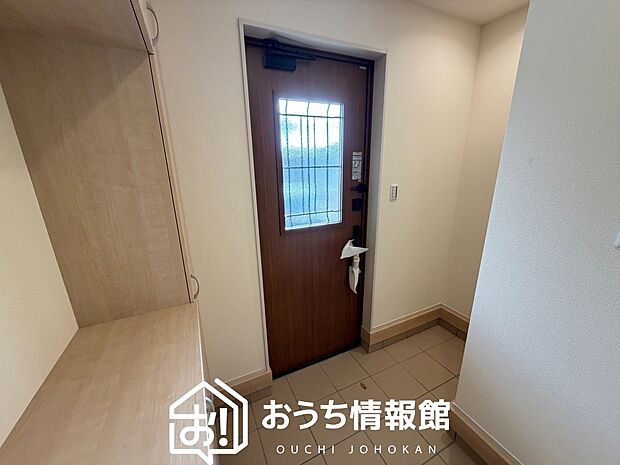 【現地写真（玄関）】玄関には、大型のシューズ収納を設置しています。