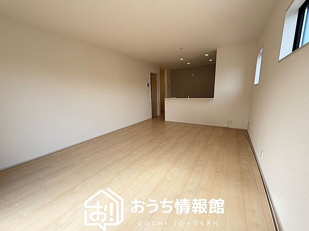 【現地写真（リビング）】フローリング材には、木目、色調など木材特有の風合いがあり、ナチュラルな美しさになっています。