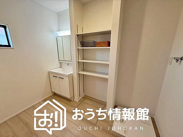 【洗面台・洗面所】鏡の両サイドは、必要なものを取出しやすく、大きな鏡面で朝の準備も快適。
使いやすいリフトアップ機能付きのシングルレバーシャワー水栓付です。