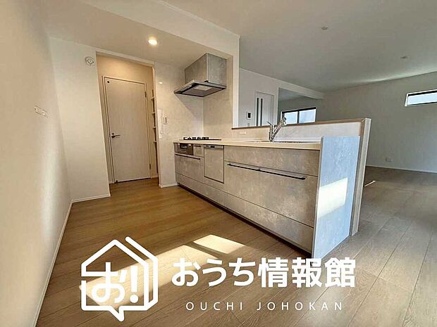 【現地写真（キッチン）】収納たっぷりのシステムキッチン、浄水器付水栓を標準装備しています。