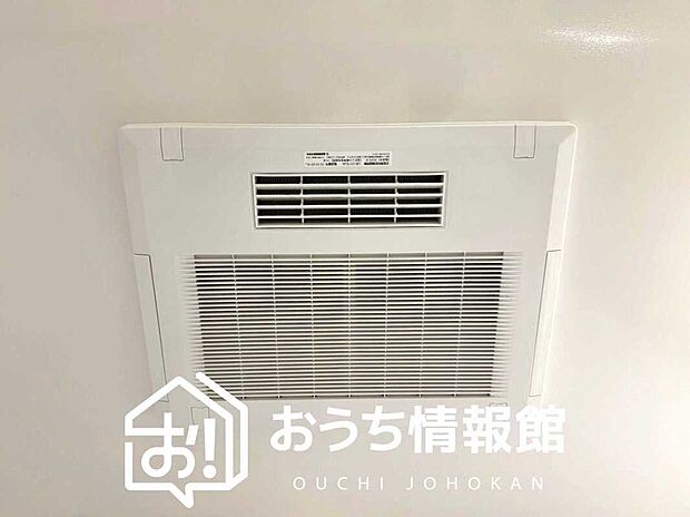 【浴室換気乾燥暖房機】予備暖房や衣類の乾燥に使用できる乾燥機を設置。
雨の日の洗濯物や、部屋干しの衣類等の乾燥に活躍します。
