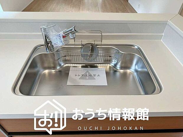 【浄水器内臓ハンドシャワー付シンク】広々とした凸型シンクに洗剤ポケットを標準装備。すっきり収納できます。
また、蛇口の先端に浄水器を内蔵しているため場所をとりません。
