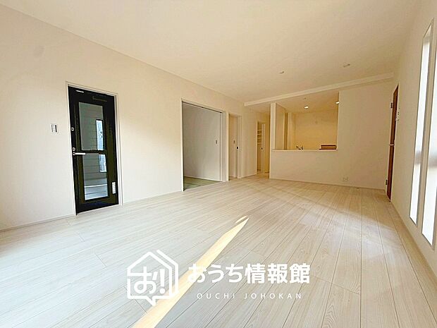 【現地写真（リビング）】フローリング材には、木目、色調など木材特有の風合いがあり、ナチュラルな美しさになっています。