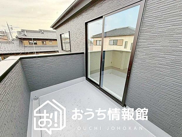 【バルコニー】奥行きが広く、洗濯物をゆったりと干せる十分な広さで、家族の洗濯も捗ります。