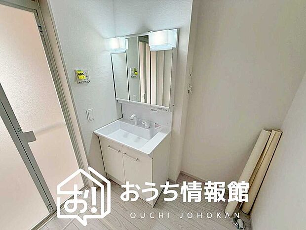 【洗面台・洗面所】鏡の両サイドは、必要なものを取出しやすく、大きな鏡面で朝の準備も快適。
使いやすいリフトアップ機能付きのシングルレバーシャワー水栓付です。