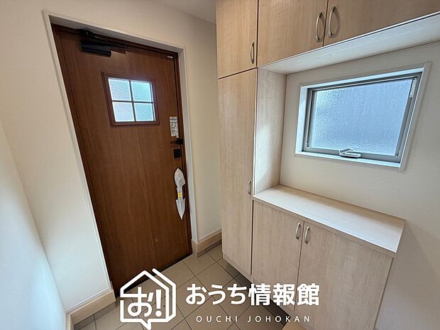 【現地写真（玄関）】玄関には、大型のシューズ収納を設置しています。