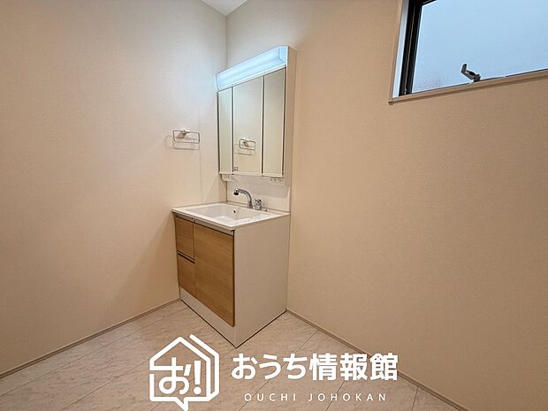 【洗面台・洗面所】鏡の両サイドは、必要なものを取出しやすく、大きな鏡面で朝の準備も快適。
使いやすいリフトアップ機能付きのシングルレバーシャワー水栓付です。