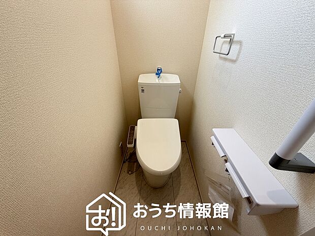 【トイレ】汚れてもサッとひと拭きでお手入れ簡単、エコ仕様の温水洗浄便座付きのトイレです。
バリアフリーにも配慮しています。