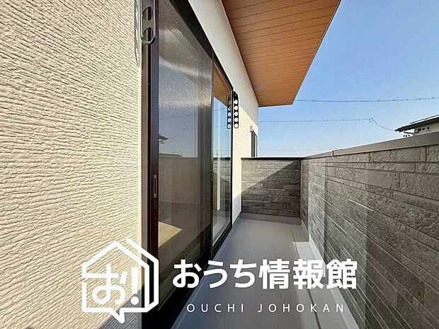 【バルコニー】奥行きが広く、洗濯物をゆったりと干せる十分な広さで、家族の洗濯も捗ります。