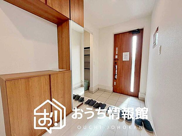 【現地写真（玄関）】玄関には、大型のシューズ収納を設置しています。