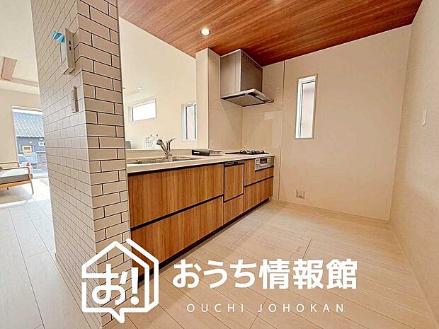 【現地写真（キッチン）】収納たっぷりのシステムキッチン、浄水器付水栓を標準装備しています。