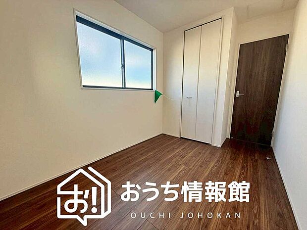 【現地写真（洋室）】木目の美しさを際立たせるシンプルデザインの建具を使用しています。