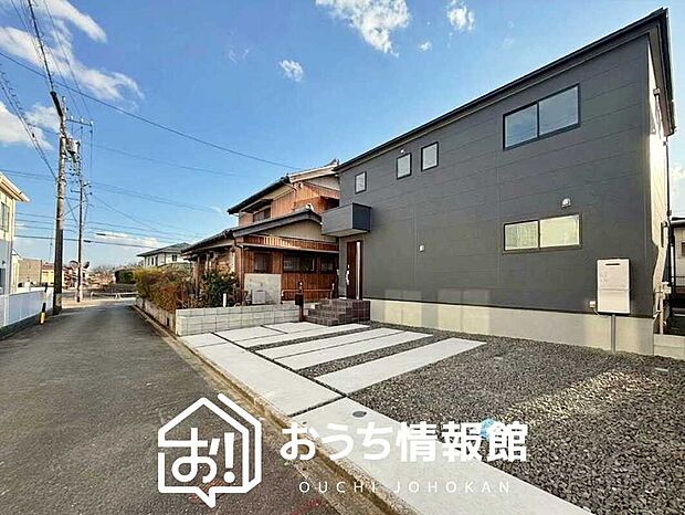 【現地写真（前道含む外観）】軽くて火災に強い屋根材を採用し、地震時の建物への負担や揺れを軽減しています。