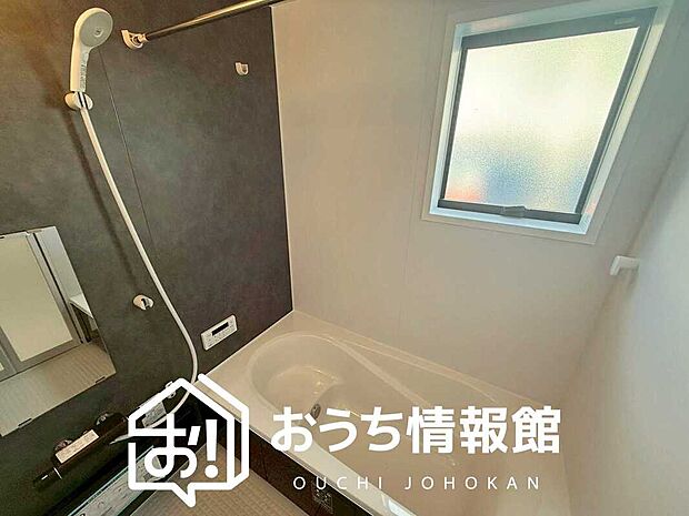 【現地写真（浴室）】浴室暖房乾燥機付き。１坪タイプで広々です。