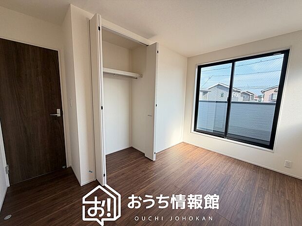 【現地写真（洋室）】木目の美しさを際立たせるシンプルデザインの建具を使用しています。