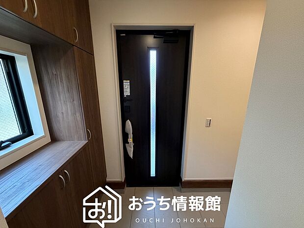 【現地写真（玄関）】玄関には、大型のシューズ収納を設置しています。