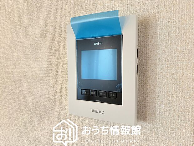 【TVモニター付インターホン】録画機能付きで、自動録画のほか、手動録画もできます。
受話、呼出音量の調整、明るさ調整が可能です。また、来訪者をズーム機能でズームアップして確認できます。