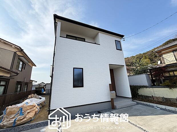 【現地写真（外観）】雨で汚れを落とし、耐久性・耐候性に優れた外壁を使用しています。