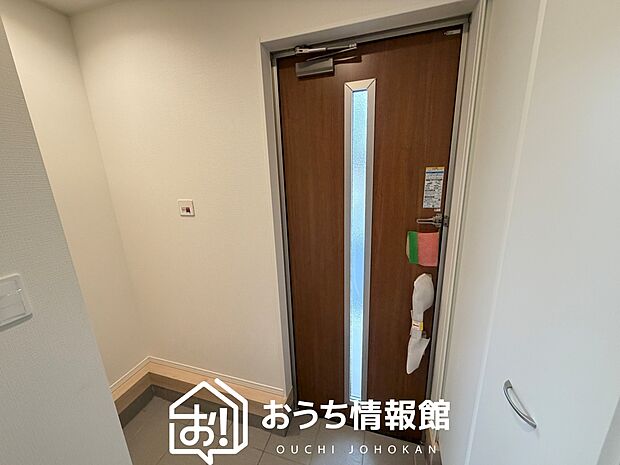 【現地写真（玄関）】玄関には、大型のシューズ収納を設置しています。