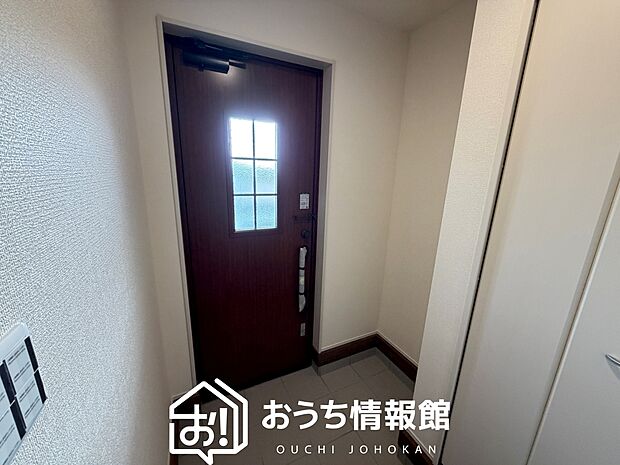 【現地写真（玄関）】玄関には、大型のシューズ収納を設置しています。