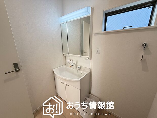 【洗面台・洗面所】鏡の両サイドは、必要なものを取出しやすく、大きな鏡面で朝の準備も快適。
使いやすいリフトアップ機能付きのシングルレバーシャワー水栓付です。