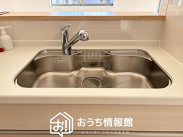 【浄水器内臓ハンドシャワー付シンク】広々とした凸型シンクに洗剤ポケットを標準装備。すっきり収納できます。
また、蛇口の先端に浄水器を内蔵しているため場所をとりません。