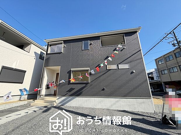 【現地写真（外観）【２号地】】雨で汚れを落とし、耐久性・耐候性に優れた外壁を使用しています。