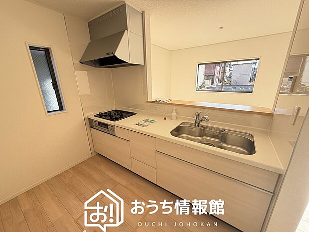 【現地写真（キッチン）】収納たっぷりのシステムキッチン、浄水器付水栓を標準装備しています。