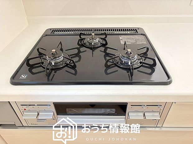【ビルトインコンロ】フラットな構造で清掃性が高く、過熱防止センサー付３口タイプで日頃の家事も快適です。