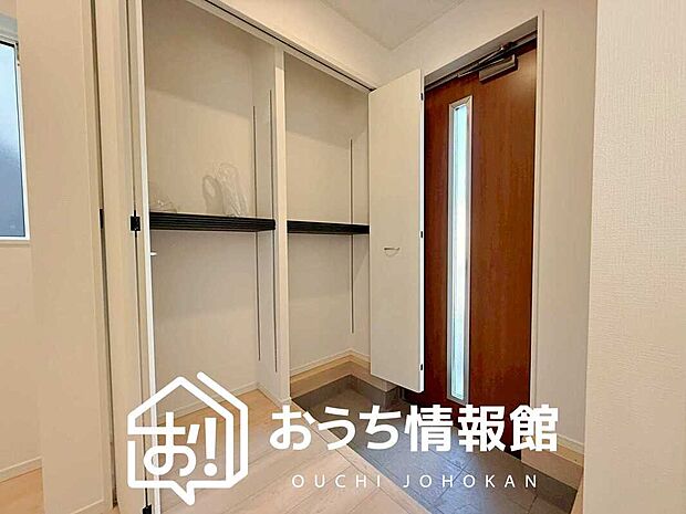 【現地写真（玄関）】玄関には、大型のシューズ収納を設置しています。