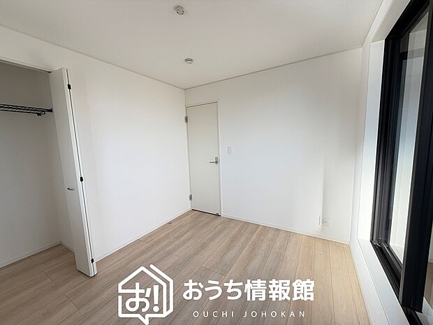 【現地写真（寝室）】木目の美しさを際立たせるシンプルデザインの建具を使用しています。
