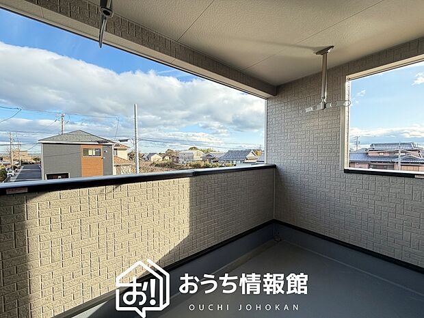 【バルコニー】奥行きが広く、洗濯物をゆったりと干せる十分な広さで、家族の洗濯も捗ります。