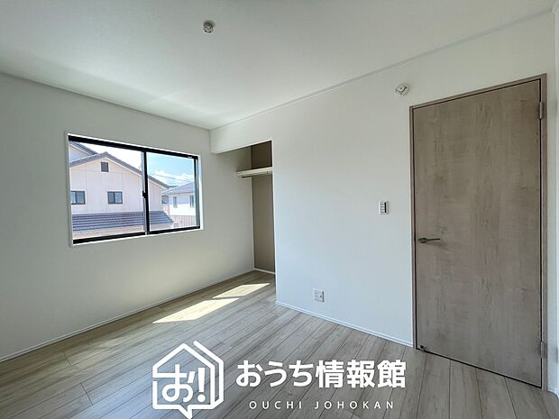 【現地写真（寝室）】木目の美しさを際立たせるシンプルデザインの建具を使用しています。