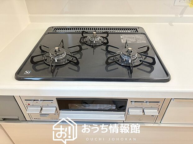 【ビルトインコンロ】フラットな構造で清掃性が高く、過熱防止センサー付３口タイプで日頃の家事も快適です。